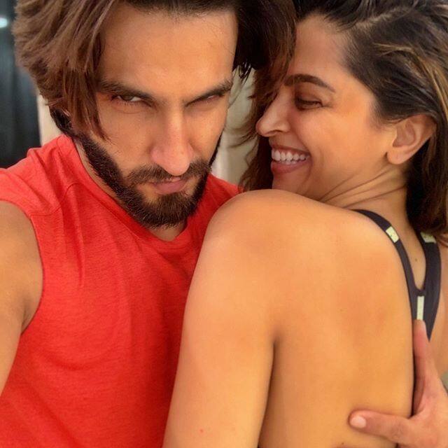 ਇਸ ਫੋਟੋ ‘ਚ ਰਣਵੀਰ ਸਿੰਘ ਦੀਪਿਕਾ ਪਾਦੂਕੋਣ ਨਾਲ ਮਸਤੀ ਕਰਦੇ ਹੋਏ ਦਿਖਾਈ ਦੇ ਰਹੇ ਹਨ।