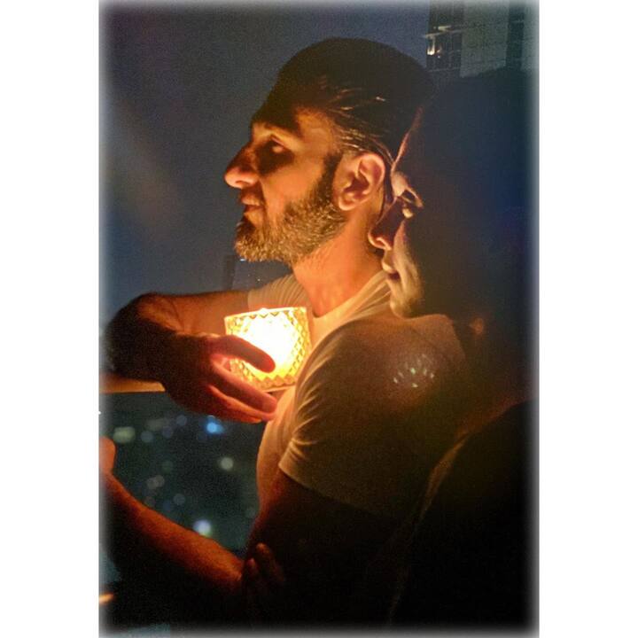 ਇਸ ਤਸਵੀਰ 'ਚ ਦੀਪਿਕਾ ਅਤੇ ਰਣਵੀਰ ਗਲਾਸ ਕੈਂਡਲ ਨਾਲ ਨਜ਼ਰ ਆ ਰਹੇ ਹਨ।