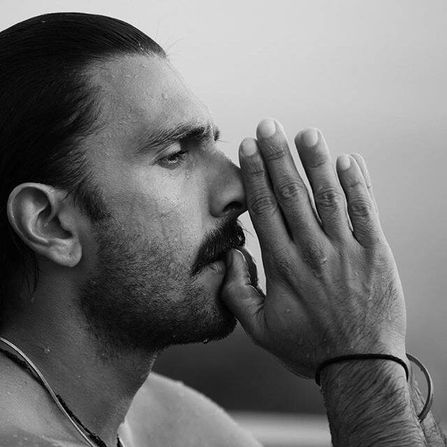 ਇਸ ਬਲੈਕ ਐਂਡ ਵ੍ਹਾਈਟ ਫੋਟੋ ਵਿੱਚ ਰਣਵੀਰ ਹੱਥ ਜੋੜ ਕੇ ਬਿਲਕੁਲ ਸ਼ਾਂਤ ਦਿਖਾਈ ਦੇ ਰਹੇ ਹਨ।