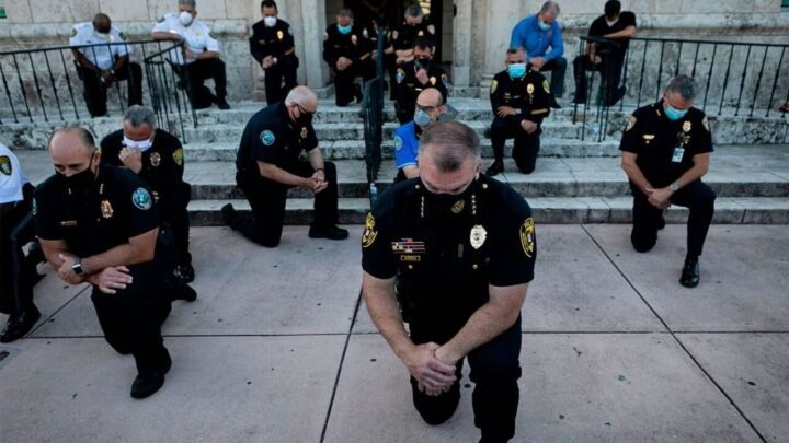 Miami Police kneel down in solidarity with George Floyds protesters; pics go viral ਨਾਰਾਜ਼ ਪ੍ਰਦਰਸ਼ਨਕਾਰੀਆਂ ਸਾਹਮਣੇ ਪੁਲਿਸ ਨੇ ਕੀਤਾ ਕੁਝ ਅਜਿਹਾ ਕਿ ਹਿੰਸਾ ਗਈ ਰੁੱਕ ਤੇ ਰੋਣ ਲੱਗੇ ਲੋਕ
