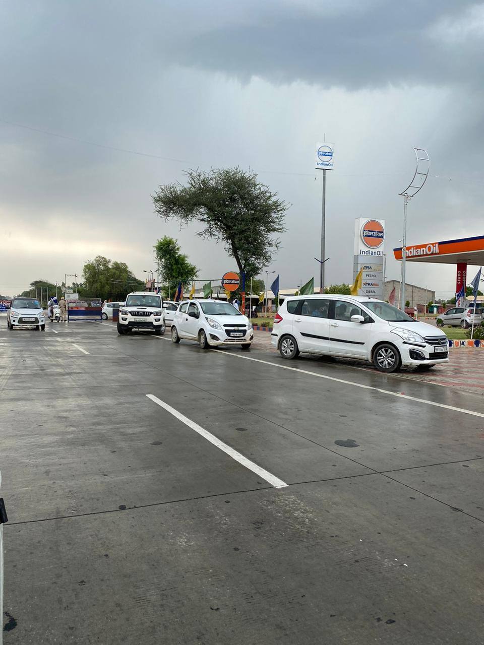 lockdown: people still facing problems due to hard rules ਕਰਫਿਊ ਖੁੱਲ੍ਹਣ ਦੇ ਬਾਵਜੂਦ ਲੋਕ ਡਾਹਢੇ ਪ੍ਰੇਸ਼ਾਨ, ਸੜਕਾਂ ‘ਤੇ ਲੱਗ ਰਹੀਆਂ ਲੰਮੀਆਂ ਕਤਾਰਾਂ