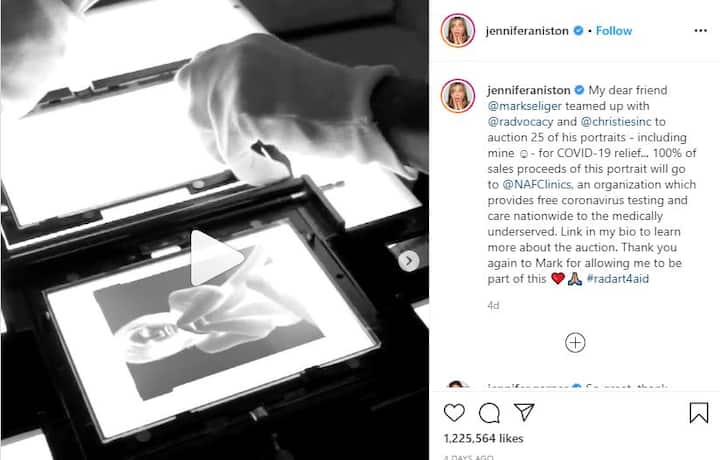 ਜੈਨੀਫਰ ਨੇ ਇਸ ਪੋਸਟ ਦੇ ਨਾਲ ਸਿਰਫ 5 ਘੰਟੇ 16 ਮਿੰਟ ਵਿੱਚ ਇੰਸਟਾਗ੍ਰਾਮ ‘ਤੇ 10 ਲੱਖ ਫਾਲੋਅਰਸ ਇਕੱਠੇ ਕੀਤੇ ਤੇ ਆਪਣਾ ਨਾਮ ਗਿੰਨੀਜ਼ ਬੁੱਕ ਆਫ ਵਰਲਡ ਰਿਕਾਰਡ ਵਿੱਚ ਦਰਜ ਕਰਵਾ ਦਿੱਤਾ।