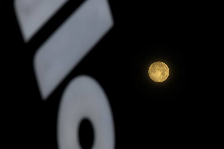 ਬੀਤੀ ਰਾਤ ਲੱਗੇ ਗ੍ਰਹਿਣ ਨੂੰ ਸਟ੍ਰਾਬੇਰੀ ਲੂਨਰ ਏਕਲਿਪਸ ਵੀ ਆਖਿਆ ਗਿਆ।