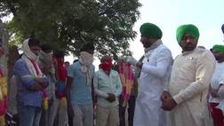 ਪੰਜਾਬ ਦੇ ਕਿਸਾਨਾਂ ਨੇ ਲੱਖਾਂ ਰੁਪਏ ਖਰਚ ਕੇ ਲਿਆਂਦੇ ਮਜ਼ਦੂਰ, ਹਾਰ ਪਾ ਕੇ ਕੀਤਾ ਸਵਾਗਤ