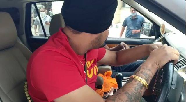 Sidhu Moosewala, released after cutting Challan, No Arrest made ਮੂਸੇਵਾਲਾ ਨੇ ਫਿਰ ਉਡਾਈਆਂ ਕਾਨੂੰਨ ਦੀਆਂ ਧੱਜੀਆਂ, ਪੁਲਿਸ ਨੇ ਕਿਉਂ ਨਹੀਂ ਕੀਤਾ ਗ੍ਰਿਫ਼ਤਾਰ?