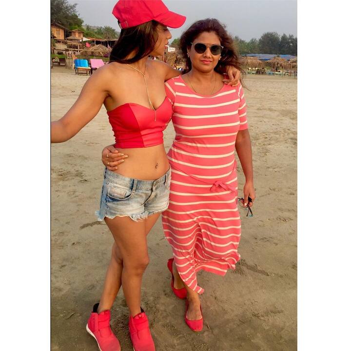 ਇਸ ਥ੍ਰੋਬੈਕ ਤਸਵੀਰ ‘ਚ ਤੁਸੀਂ ਨਿਆ ਨੂੰ ਆਪਣੀ ਮਾਂ ਨਾਲ ਮਸਤੀ ਕਰਦੇ ਹੋਏ ਵੇਖ ਸਕਦੇ ਹੋ।