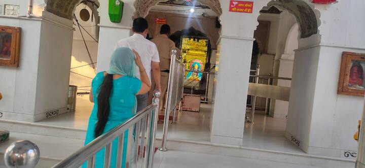 ਸ਼ਰਧਾਲੂਆਂ ਨੇ ਮੰਦਰ ਖੁੱਲਣ ‘ਤੇ ਖੁਸ਼ੀ ਜਤਾਈ ਹੈ। ਜਾਣਕਾਰੀ ਮੁਤਾਬਕ ਪਹਿਲੇ ਦਿਨ ਕਰੀਬ 300 ਸ਼ਰਧਾਲੂਆਂ ਨੇ ਮੱਥਾ ਟੇਕਿਆ।