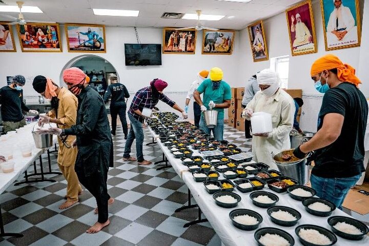 The Sikh community has set an example in America, feeding millions of hungry people ਸਿੱਖ ਭਾਈਚਾਰੇ ਨੇ ਅਮਰੀਕਾ 'ਚ ਕਾਇਮ ਕੀਤੀ ਮਿਸਾਲ, ਭਰ ਰਹੇ ਲੱਖਾਂ ਭੁੱਖਿਆਂ ਦਾ ਢਿੱਡ