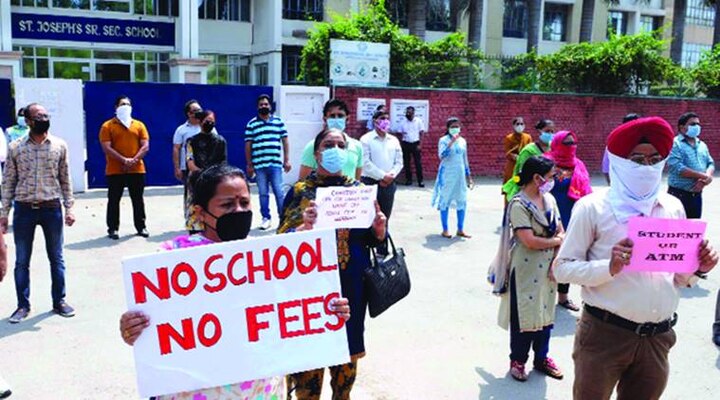 Private-School-fee-Collection-issue-hearing-on-Monday ਸਕੂਲ ਫੀਸ ਵਸੂਲਣ ਦੇ ਮਾਮਲੇ 'ਤੇ ਸੁਣਵਾਈ ਫਿਰ ਟਲੀ, ਮਾਪਿਆਂ ਵਲੋਂ ਰੋਸ ਮੁਜ਼ਾਹਰਾ