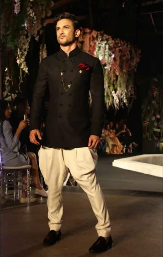 ਤੁਹਾਨੂੰ ਦਸ ਦਈਏ ਕੇ ਅਦਾਕਾਰ ਸੁਸ਼ਾਂਤ ਸਿੰਘ ਰਾਜਪੂਤ ਨੇ ਅੱਜ ਆਪਣੇ ਘਰ ਅੰਦਰ ਹੀ ਫਾਹਾ ਲਾ ਕੇ ਖੁਦ ਕੁਸ਼ੀ ਕਰ ਲਈ ਹੈ।ਖੁਦਕੁਸ਼ੀ ਕਰਨ ਦੇ ਅਸਲੀ ਕਾਰਨਾਂ ਦਾ ਅਜੇ ਕੋਈ ਪਤਾ ਨਹੀਂ ਲੱਗਾ।