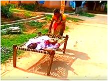 ਦਿਲਾਂ ਨੂੰ ਝੰਜੋੜਦਾ ਵੀਡੀਓ, ਬਿਮਾਰ ਮਾਂ ਨੂੰ ਮੰਜੇ 'ਤੇ ਘੜੀਸ ਕੇ ਲਿਜਾਣਾ ਪਿਆ ਬੈਂਕ