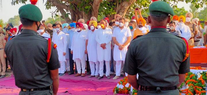 ਇਸ ਤੋਂ ਪਹਿਲਾਂ ਜਦੋਂ ਸੈਂਕੜੇ ਪਿੰਡ ਵਾਸੀਆਂ ਨੇ ਸ਼ਹੀਦ ਨੂੰ ਮੱਥਾ ਟੇਕਿਆ, ਆਖਰੀ ਫੇਰੀ ਮੌਕੇ ਪਤਨੀ ਅਤੇ ਬਜ਼ੁਰਗ ਮਾਂ ਦੀਆਂ ਅੱਖਾਂ ਚੋਂ ਹੰਝੂ ਬੰਦ ਨਹੀਂ ਹੋਏ। ਇੱਥੋਂ ਤਕ ਕੀ ਆਖਰੀ ਸਲਾਮੀ ਲਈ ਵੀ ਮਾਂ ਕੋਲੋਂ ਖੜ੍ਹਾ ਨਹੀਂ ਸੀ ਹੋ ਪੀ ਰਿਹਾ।