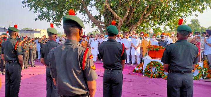 ਮਨਦੀਪ ਦੀ ਬਹਾਦਰੀ ਦੇ ਇਸ ਕਿੱਸੇ ਸੁਣਾਉਂਦੇ ਹੋਏ ਮਨਦੀਪ ਸਿੰਘ ਦੇ ਭਰਾ ਨਿਰਮਲ ਦਾ ਸੀਨਾ ਮਾਣ ਨਾਲ ਚੌੜਾ ਹੋ ਗਿਆ। ਉਸਨੇ ਦੱਸਿਆ ਕਿ ਮਨਦੀਪ ਕਿਸੇ ਦੇ ਰੋਕੇ ਰੁੱਕ ਨਹੀਂ ਰਿਹਾ ਸੀ। ਉਹ ਦੁਸ਼ਮਣ ਦੀਆਂ ਫੌਜਾਂ ਨੂੰ ਖਤਮ ਕਰ ਅੱਗੇ ਨਧ ਰਿਹਾ ਸੀ। ਉਸਨੇ ਜਿਸ ‘ਤੇ ਵੀ ਹਮਲਾ ਕੀਤਾ, ਉਹ ਫਿਰ ਨਹੀਂ ਉੱਠਿਆ।