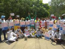 ਲੌਕਡਾਊਨ 'ਚ ਬਿਜਲੀ ਬਿੱਲਾਂ ਨੂੰ ਲੈ ਕੇ 'ਆਪ' ਵੱਲੋਂ ਰੋਸ ਪ੍ਰਦਰਸ਼ਨ, ਡਿਪਟੀ ਕਮਿਸ਼ਨਰਾਂ ਨੂੰ ਸੌਂਪੇ ਮੰਗ ਪੱਤਰ