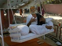 ਬੀਜੇਪੀ ਨੇਤਾ ਕਥਾਵਾਚਕ ਮੋਰਾਰੀ ਬਾਪੂ 'ਤੇ ਹਮਲਾ ਕਰਨ ਭੱਜੇ, ਸਾਂਸਦ ਨੇ ਕੀਤਾ ਬਚਾਅ