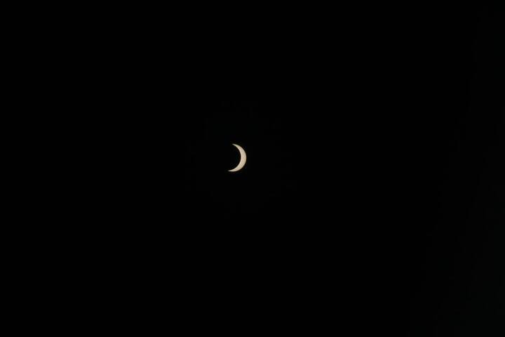 ਅੱਗੇ ਦੇਖੋ ਸੂਰਜ ਗ੍ਰਹਿਣ ਦੀਆਂ ਕੁਝ ਹੋਰ ਤਸਵੀਰਾਂ.......