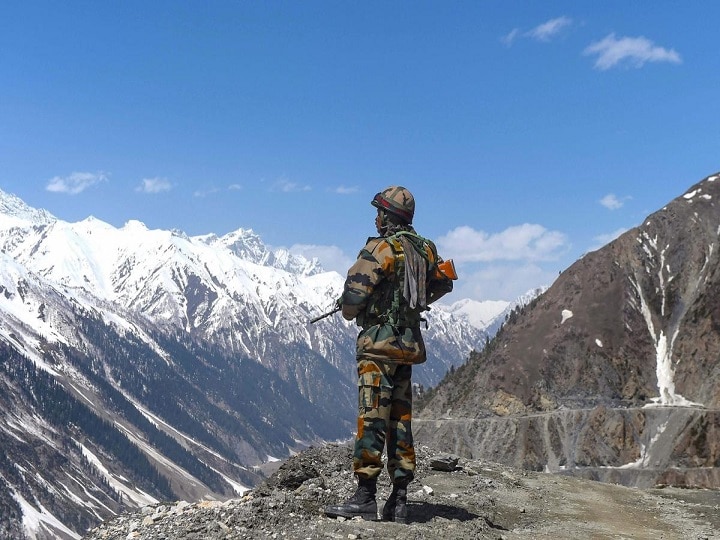 Chinese army handed Over five Indian Youth to Indian Army who went missing in Jungle  ਲਾਪਤਾ ਹੋਏ ਪੰਜ ਭਾਰਤੀ ਨੌਜਵਾਨਾਂ ਨੂੰ ਚੀਨ ਨੇ ਕੀਤਾ ਭਾਰਤੀ ਫੌਜ ਹਵਾਲੇ