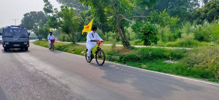 ਚੰਡੀਗੜ੍ਹ ਪੁਲਿਸ ਨੇ ਸਿਰਫ ਦੋ ਜਣਿਆਂ ਨੂੰ ਸੀਐਮ ਹਾਊਸ ਵੱਲ ਜਾਣ ਦੀ ਇਜ਼ਾਜਤ ਦਿੱਤੀ।