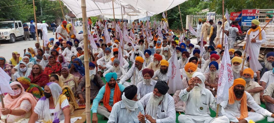 Kissan Unions Protest out SSP Office Amritsar ਤੇਲ ਕੀਮਤਾਂ 'ਚ ਵਾਧੇ ਤੇ ਮੰਡੀ ਬੋਰਡ ਦੇ ਨਿੱਜੀਕਰਨ ਨੂੰ ਰੋਕਣ ਲਈ ਡਟੇ ਕਿਸਾਨ, ਐਸਐਸਪੀ ਦਫ਼ਤਰ ਬਾਹਰ ਧਰਨਾ