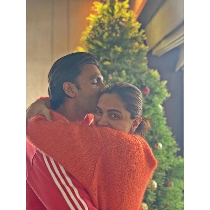 ਰਣਵੀਰ ਸਿੰਘ ਨੇ ਕਿਹਾ ਉਹ ਜਿੱਥੇ ਵੀ ਮਿਲਦੇ ਫੁੱਲ ਉਨ੍ਹਾਂ ਦੇ ਨਾਲ ਹੁੰਦੇ ਸਨ। ਦੀਪਿਕਾ ਜੇਕਰ ਸ਼ੂਟ ਲਈ ਕਿਤੇ ਬਾਹਰ ਜਾਂਦੀ ਤਾਂ ਉਹ ਉੱਥੇ ਸ਼ੌਰਟ ਟਰਿੱਪ 'ਤੇ ਜਾਂਦੇ ਸਨ।