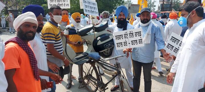  ਪੈਟਰੋਲ ਡੀਜ਼ਲ ਦੀਆਂ ਵਧ ਰਹੀਆਂ ਕੀਮਤਾਂ ਖ਼ਿਲਾਫ਼ ਸ਼੍ਰੋਮਣੀ ਅਕਾਲੀ ਦਲ ਵੱਲੋਂ ਅੱਜ ਪੂਰੇ ਪੰਜਾਬ 'ਚ ਹਲਕਾ ਪੱਧਰ 'ਤੇ ਦਿੱਤੇ ਜਾ ਰਹੇ ਹਨ। ਧਰਨਿਆਂ ਦੀ ਲੜੀ ਤਹਿਤ ਅੰਮ੍ਰਿਤਸਰ ਜ਼ਿਲ੍ਹੇ ਵਿੱਚ ਵੀ ਵੱਖ-ਵੱਖ ਹਲਕਿਆਂ ਵਿੱਚ ਅਕਾਲੀ ਦਲ ਵੱਲੋਂ ਰੋਸ ਪ੍ਰਦਰਸ਼ਨ ਕੀਤਾ ਜਾ ਰਿਹਾ ਹੈ।