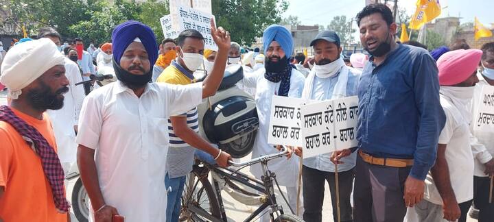 ਅਕਾਲੀ ਵਰਕਰਾਂ ਦਾ ਕਹਿਣਾ ਸੀ ਕਿ ਜਿਸ ਤਰ੍ਹਾਂ ਸਰਕਾਰ ਦੀਆਂ ਨੀਤੀਆਂ ਕਾਰਨ ਹਾਲਾਤ ਬਣ ਗਏ ਹਨ, ਅਜਿਹੇ ਵਿੱਚ ਲੋਕਾਂ ਨੂੰ ਪੁਰਾਣੇ ਸਮਿਆਂ ਵਾਂਗ ਬੈਲ ਗੱਡੀਆਂ ਤੇ ਸਾਈਕਲਾਂ ਦਾ ਇਸਤੇਮਾਲ ਕਰਨਾ ਪਵੇਗਾ।