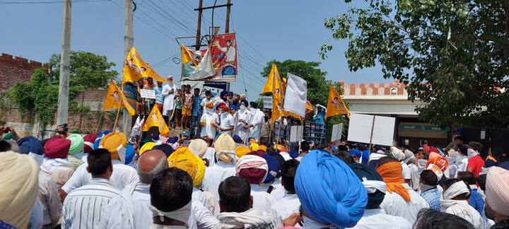 ਬਹੁਤਿਆਂ ਦੇ ਤਾਂ ਮਾਸਕ ਵੀ ਪਾਇਆ ਨਹੀਂ ਦਿਖਾਈ ਦਿੱਤਾ। ਗੱਲ ਰਹੀ ਸੋਸ਼ਲ ਡਿਸਟੇਨਸਿੰਗ ਦੀ ਤਾਂ ਤਸਵੀਰਾਂ ਸਚਾਈ ਖੁਦ ਬਿਆਨ ਕਰ ਰਹੀਆਂ ਹਨ। 