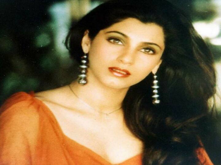 ਡਿੰਪਲ ਕਪਾਡੀਆ: ਡਿੰਪਲ ਕਪਾਡੀਆ ਦਾ ਨਾਮ ਇਸ ਸੂਚੀ ‘ਚ ਤੀਜੇ ਨੰਬਰ 'ਤੇ ਆਉਂਦਾ ਹੈ। ਡਿੰਪਲ ਵਿਨੋਦ ਖੰਨਾ ਨਾਲ 'ਖੂਨ ਕਾ ਕਰਜ਼', 'ਲੇਕਿਨ' ਤੇ 'ਬਟਵਾਰਾ' ਵਰਗੀਆਂ ਫਿਲਮਾਂ 'ਚ ਰੋਮਾਂਸ ਕਰ ਚੁੱਕੀ ਹੈ। ਉੱਥੇ ਹੀ ਡਿੰਪਲ ਨੇ ਫਿਲਮ ਦਿਲ ਚਾਹਤਾ ਹੈ, ਵਿੱਚ ਵਿਨੋਦ ਦੇ ਬੇਟੇ ਅਕਸ਼ੇ ਖੰਨਾ ਨਾਲ ਰੋਮਾਂਸ ਕੀਤਾ।