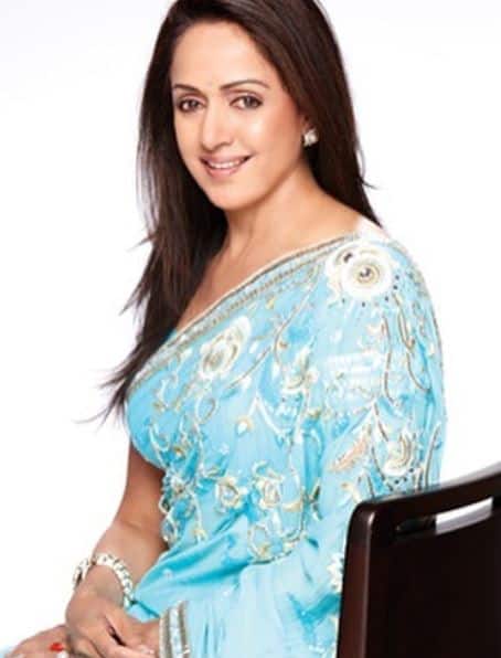 ਹੇਮਾ ਮਾਲਿਨੀ: ਬਾਲੀਵੁੱਡ ਦੀ ਡ੍ਰੀਮ ਗਰਲ ਹੇਮਾ ਮਾਲਿਨੀ ਵੀ ਇਸ ਸੂਚੀ 'ਚ ਸ਼ਾਮਲ ਹੈ। ਹੇਮਾ ਮਾਲਿਨੀ ਨੇ ਸੁਪਰਸਟਾਰ ਰਾਜ ਕਪੂਰ ਦੇ ਨਾਲ ਫਿਲਮ ' ਸਪਨੋ ਨੇ ਸੌਦਾਗਰ' 'ਚ ਕੰਮ ਕੀਤਾ ਸੀ ਤੇ ਉਨ੍ਹਾਂ ਦੇ ਬੇਟੇ ਰਿਸ਼ੀ ਕਪੂਰ ਨਾਲ ਸ਼ਾਨਦਾਰ ਫਿਲਮਾਂ ‘ਚ ਰੋਮਾਂਸ ਕੀਤਾ ਸੀ।