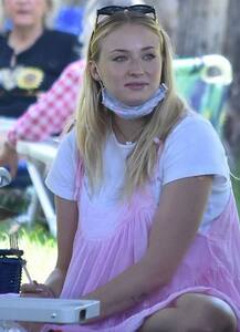 'ਗੇਮਜ਼ ਆਫ਼ ਥ੍ਰੋਨਸ' ਦੀ ਅਦਾਕਾਰ ਸੋਫੀ ਟਰਨਰ ਪਤੀ ਨਾਲ ਨਿਕਲੀ ਘੁੰਮਣ, ਬੇਬੀ ਬੰਪ ਦੀਆਂ ਤਸਵੀਰਾਂ ਆਈਆਂ ਸਾਹਮਣੇ