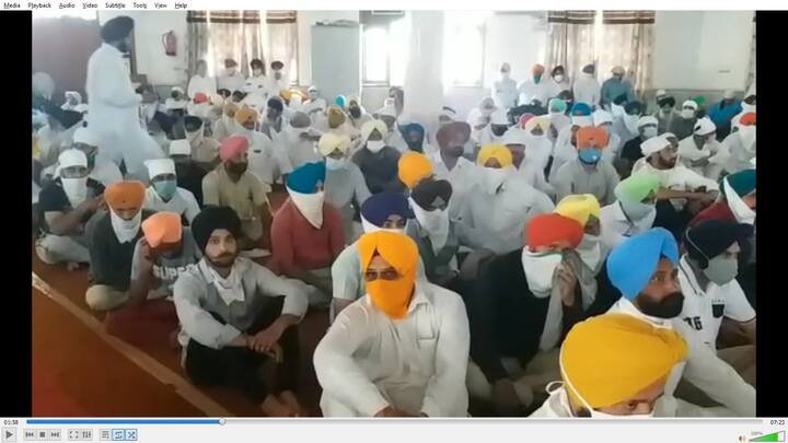 ਕੋਰੋਨਾਵਾਇਰਸ ਕਾਰਨ ਲੌਕਡਾਊਨ ਦੇ ਚਲਦਿਆਂ ਦਿਸ਼ਾਂ-ਨਿਰਦੇਸ਼ ਜਾਰੀ ਕੀਤੇ ਗਏ ਹਨ। ਇਸ ਮੁਤਾਬਕ 50 ਤੋਂ ਵੱਧ ਬੰਦਿਆਂ ਦੇ ਇਕੱਠ 'ਤੇ ਮਨਾਹੀ ਹੈ ਪਰ ਇਥੇ ਇਸ ਤੋਂ ਵੀ ਵੱਧ ਲੋਕ ਦਿਖਾਈ ਦਿੱਤੇ।