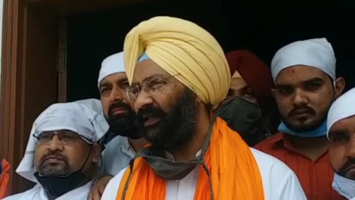 ਇੰਨਾ ਹੀ ਨਹੀਂ ਸੋਸ਼ਲ ਡਿਸਟੇਨਸਿੰਗ ਦੀਆਂ ਧੱਜੀਆਂ ਵੀ ਉਡਦੀਆਂ ਦੇਖੀਆਂ ਗਈਆਂ। ਨਾਲ ਹੀ ਬਹੁਤਿਆਂ ਨੇ ਮਾਸਕ ਵੀ ਨਹੀਂ ਲਗਾਏ ਸੀ। ਜਿਨ੍ਹਾਂ ਨੇ ਮਾਸਕ ਲਗਾਏ ਵੀ ਸੀ, ਉਨ੍ਹਾਂ 'ਚੋਂ ਵੀ ਕਈ ਮਹਿਜ਼ ਖਾਨਾਪੂਰਤੀ ਹੀ ਕਰਦੇ ਨਜ਼ਰ ਆਏ।