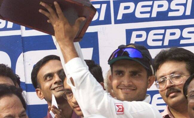 ਭਾਰਤ ਅਤੇ ਆਸਟਰੇਲੀਆ ਵਿਚਾਲੇ ਤੀਜੇ ਟੈਸਟ ਮੈਚ ਦੇ ਪੰਜਵੇਂ ਦਿਨ ਸੀਰੀਜ਼ ਜਿੱਤਣ ਤੋਂ ਬਾਅਦ ਐਮ.ਏ. ਚਿਦੰਬਰਮ ਸਟੇਡੀਅਮ, ਚੇਨਈ 'ਚ ਕਪਤਾਨ ਸੌਰਵ ਗਾਂਗੁਲੀ ਨੇ ਟਰਾਫੀ ਚੁੱਕਦੇ ਹੋਏ।