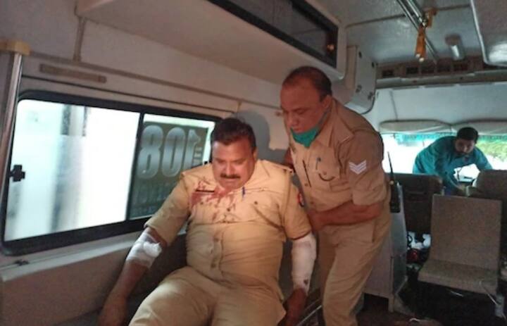 ਇਸ ਮੁਕਾਬਲੇ 'ਚ ਜ਼ਖ਼ਮੀ ਪੁਲਿਸ ਕਰਮੀਆਂ ਨੂੰ ਹਸਪਤਾਲ ਲਿਆਂਦਾ ਗਿਆ ਹੈ ਜਿੱਥੇ ਉਨ੍ਹਾਂ ਦਾ ਇਲਾਜ ਚੱਲ ਰਿਹਾ ਹੈ।