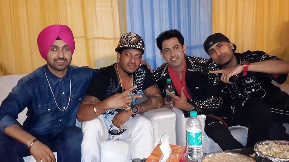 diljit dosanjh, gippi garewal, jazzy banis get together gippy grewal instagram ਦਿੱਗਜ਼ ਕਲਾਕਾਰ ਦਿਲਜੀਤ, ਗਿੱਪੀ, ਜੈਜ਼ੀ ਹੋਏ ਇਕੱਠੇ, ਆਖਰ ਕੀ ਸੀ ਵਜ੍ਹਾ