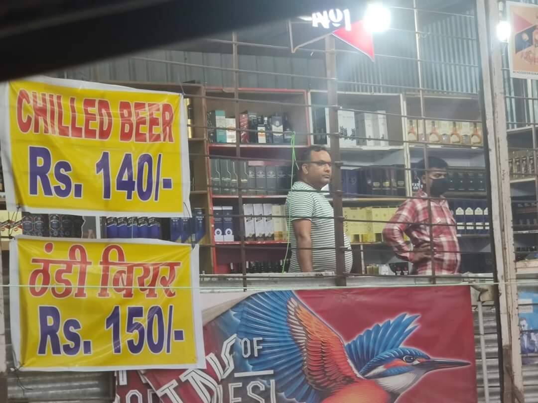 Liquor Shop gives best offer on Chilled Beer ਇਸ ਠੇਕੇ 'ਤੇ ਠੰਢੀ ਬੀਅਰ 150 ਤੇ Chilled 140 ਰੁਪਏ, ਲੋਕ ਪੁੱਛ ਰਹੇ ਫਰਕ