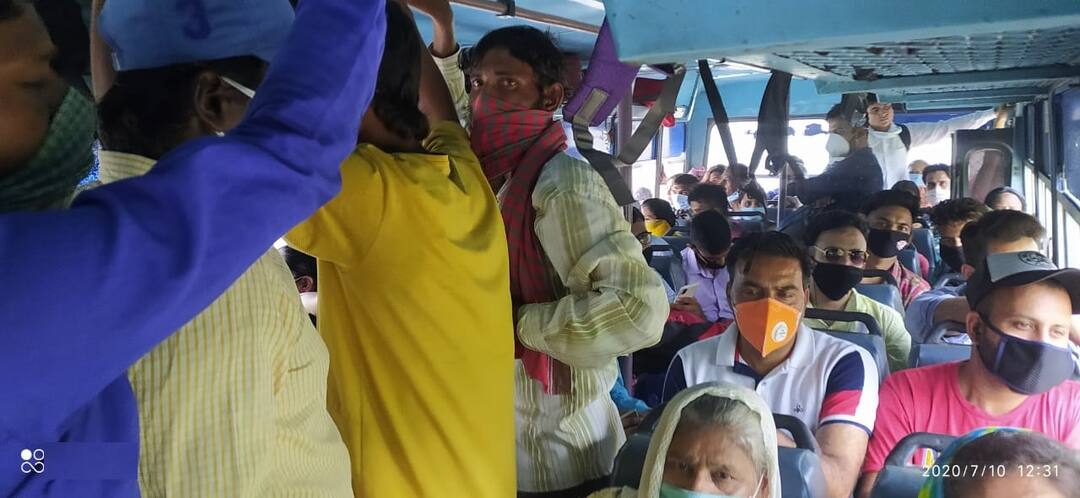 ਪੀਆਰਟੀਸੀ ਦੀਆਂ ਬੱਸਾਂ 'ਚ ਨਹੀਂ ਕੋਰੋਨਾ ਦਾ ਖੌਫ, ਸਰਕਾਰੀ ਹੁਕਮਾਂ ਵਿਰੁੱਧ ਨੱਕੋ-ਨੱਕ ਭਰੀਆਂ ਸਵਾਰੀਆਂ Amid Coronavirus PRTC buses Fully Packed with Passengers ਪੀਆਰਟੀਸੀ ਦੀਆਂ ਬੱਸਾਂ 'ਚ ਨਹੀਂ ਕੋਰੋਨਾ ਦਾ ਖੌਫ, ਸਰਕਾਰੀ ਹੁਕਮਾਂ ਵਿਰੁੱਧ ਨੱਕੋ-ਨੱਕ ਭਰੀਆਂ ਸਵਾਰੀਆਂ