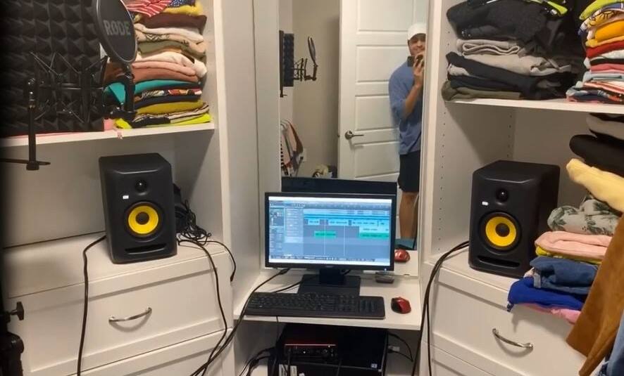 Jassi Gill Creates new Studio in his Closet, Canada ਜੱਸੀ ਗੱਲ ਦਾ ਇਹ ਨਵਾਂ ਸਟੂਡੀਓ ਵੇਖ ਰਹਿ ਜਾਓਗੇ ਹੈਰਾਨ, ਘਰ 'ਚ ਇੰਝ ਕੀਤਾ ਤਿਆਰ