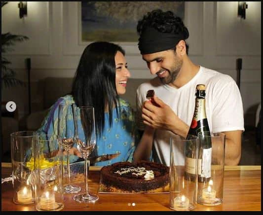 ਇਸ ਦੌਰਾਨ ਦੋਵਾਂ ਨੇ ਇਸ ਵਿਸ਼ੇਸ਼ ਜਸ਼ਨ ਦੀਆਂ ਤਸਵੀਰਾਂ ਸਾਂਝੀਆਂ ਕੀਤੀਆਂ ਹਨ, ਜੋ ਕਿ ਬਹੁਤ ਤੇਜ਼ੀ ਨਾਲ ਵਾਇਰਲ ਹੋ ਰਹੀਆਂ ਹਨ। 