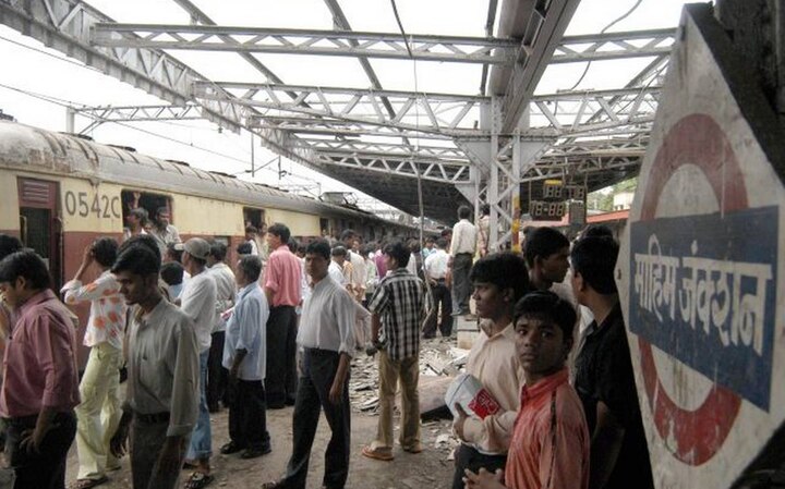 ਪਹਿਲਾ ਧਮਾਕਾ ਸ਼ਾਮ ਕਰੀਬ 4.35 ਵਜੇ ਹੋਇਆ। ਥੋੜੀ ਦੇਰ ਬਾਅਦ ਹੀ ਮਾਟੁੰਗਾ, ਬਾਂਦਰਾ, ਖਾਰ, ਜੋਗੇਸ਼ਵਰੀ, ਬੋਰੀਵਾਲੀ ਅਤੇ ਭਾਯੰਦਰ ਨੇੜੇ ਲੋਕਲ ਟ੍ਰੇਨ ਬੰਬ ਧਮਾਕੇ ਹੋਏ।