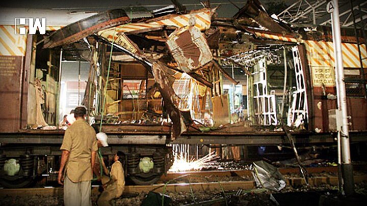 20 ਕਿਲੋ ਦਾ ਆਰਡੀਐਕਸ ਗੁਜਰਾਤ ਦੇ ਕਾਂਡਲਾ ਰਾਹੀਂ ਭਾਰਤ ਭੇਜਿਆ ਗਿਆ ਸੀ। ਰਿਪੋਰਟਾਂ ਮੁਤਾਬਕ, 11 ਜੁਲਾਈ 2006 ਨੂੰ ਅੱਤਵਾਦੀ ਸੱਤ ਸਮੂਹਾਂ ਵਿੱਚ ਵੰਡ ਗਏ ਅਤੇ ਸੱਤ ਥਾਂਵਾਂ ‘ਤੇ ਕੂਕਰ ਬੰਬ ਰੱਖੇ। ਹਰੇਕ ਗਰੁੱਪ ਕੋਲ ਪ੍ਰੈਸ਼ਰ ਕੂਕਰ ਸੀ।