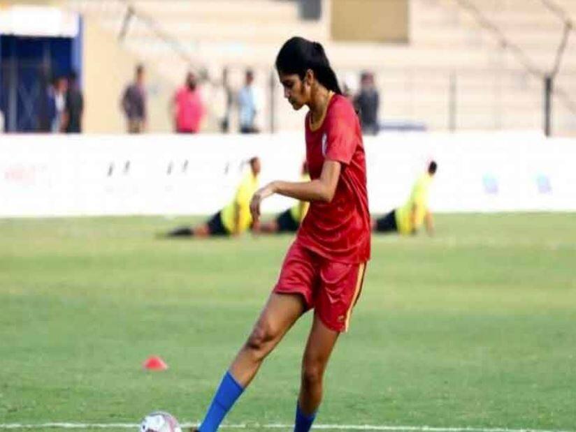 ਮੈਦਾਨ 'ਚ ਹੈਟਰਿਕ ਲਾਉਣ ਵਾਲੀ ਫੁੱਟਬਾਲਰ ਨੇ ਮੈਦਾਨ ਦੇ ਬਾਹਰ ਵੀ ਕਰਾਈ ਬੱਲੇ ਬੱਲੇ... Footballer player scored 96.2% marks in ICSE Class 10th Exams ਮੈਦਾਨ 'ਚ ਹੈਟਰਿਕ ਲਾਉਣ ਵਾਲੀ ਫੁੱਟਬਾਲਰ ਨੇ ਮੈਦਾਨ ਦੇ ਬਾਹਰ ਵੀ ਕਰਾਈ ਬੱਲੇ ਬੱਲੇ...