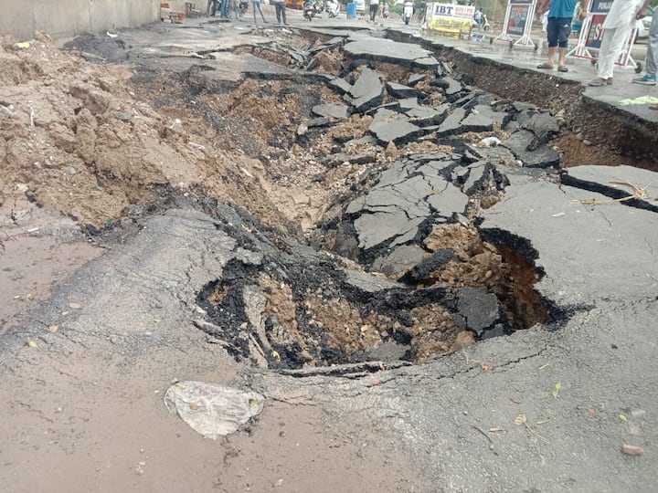 ਉਨ੍ਹਾਂ ਇਸ ਸੜਕ ਨੂੰ ਬਨਾਉਣ ਵਿੱਚ ਵਰਤੀ ਗਈ ਕੁਤਾਹੀ ਦੀ ਜਾਂਚ ਕਰਕੇ ਸਬੰਧਤ ਠੇਕੇਦਾਰ ਤੇ ਅਧਿਕਾਰੀਆਂ ਵਿਰੁੱਧ ਕਾਰਵਾਈ ਦੀ ਮੰਗ ਕੀਤੀ।