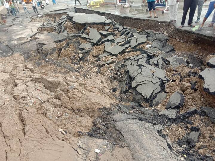 ਉਨ੍ਹਾਂ ਚੇਤਾਵਨੀ ਦਿੱਤੀ ਕਿ ਜੇਕਰ ਇਸ ਦੀ ਮੁਕੰਮਲ ਜਾਂਚ ਕਰਵਾ ਕੇ ਦੁਬਾਰਾ ਸੜਕ ਨਾ ਬਣਾਈ ਗਈ ਤਾਂ ਉਹ ਇਸ ਵਿਰੁੱਧ ਸੰਘਰਸ਼ ਵਿੱਢਣਗੇ।