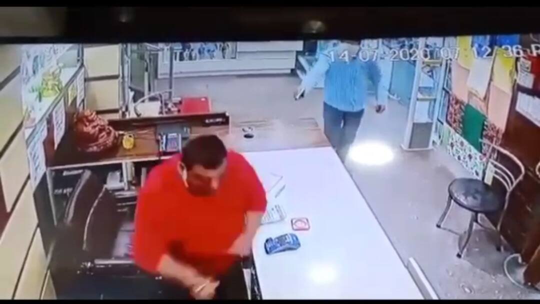 Man-shot-Dead-in-Moga-Incident-Recorded-in-CCTV ਮੋਗਾ 'ਚ ਕੱਪੜਾ ਵਪਾਰੀ ਦਾ ਸ਼ਰੇਆਮ ਗੋਲੀਆਂ ਮਾਰ ਕਤਲ, ਘਟਨਾ CCTV 'ਚ ਕੈਦ