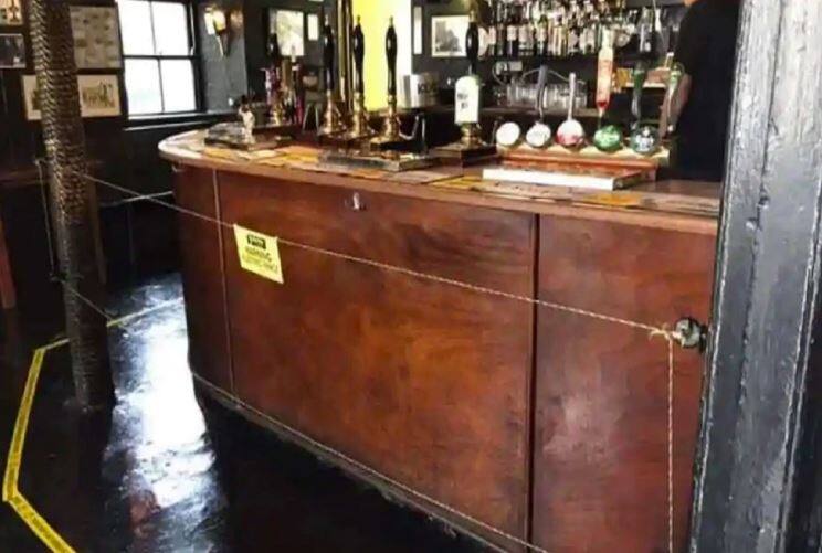 ਬਾਰ 'ਚ ਸੋਸ਼ਲ ਡਿਸਟੈਂਸਿੰਗ ਦਾ ਪਾਲਣ ਕਰਵਾਉਣ ਲਈ ਅਨੌਖਾ ਤਰੀਕਾ, ਬਿਜਲੀ ਦੀਆਂ ਤਾਰਾਂ ਦਾ ਲਿਆ ਸਹਾਰਾ Social-Distancing-idea-in-Bar-COVID-19-Precaution-Liquor-Sale ਬਾਰ 'ਚ ਸੋਸ਼ਲ ਡਿਸਟੈਂਸਿੰਗ ਦਾ ਪਾਲਣ ਕਰਵਾਉਣ ਲਈ ਅਨੌਖਾ ਤਰੀਕਾ, ਬਿਜਲੀ ਦੀਆਂ ਤਾਰਾਂ ਦਾ ਲਿਆ ਸਹਾਰਾ