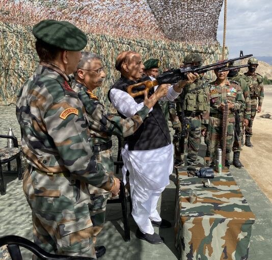 Defence minister Rajnath Singh reached in Ladakh  ਲੱਦਾਖ ਪਹੁੰਚੇ ਰਾਜਨਾਥ ਸਿੰਘ, ਫੌਜੀ ਅਭਿਆਸ ਦਾ ਲਿਆ ਜਾਇਜ਼ਾ