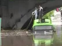 ਬਾਰਸ਼ ਨੇ ਮਚਾਈ ਤਬਾਹੀ, ਸਵਾਰੀਆਂ ਨਾਲ ਭਰੀ ਬੱਸ ਡੁੱਬੀ, ਪੌੜੀ ਲਾ ਕੇ ਕੱਢੇ ਯਾਤਰੀ