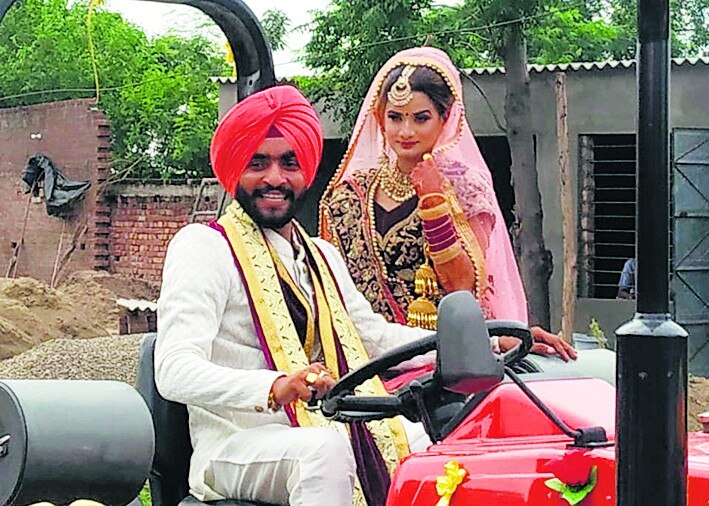 corona virus crises groom bring her bride on tractor ਕੋਰੋਨਾ ਵਾਇਰਸ 'ਚ ਨਿਵੇਕਲੇ ਢੰਗ ਨਾਲ ਬਰਾਤ ਲੈ ਕੇ ਪੁੱਜਾ ਲਾੜਾ