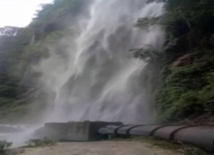 ਉਨ੍ਹਾਂ ਦੱਸਿਆ ਕਿ ਮਲਬੇ ਹੇਠੋਂ ਦੋ ਦੇਹਾਂ ਕੱਢ ਲਈਆਂ ਗਈਆਂ ਹਨ ਅਤੇ ਤੀਜੀ ਦੀ ਭਾਲ ਜਾਰੀ ਹੈ। ਪਿੰਡ ਵਿੱਚ ਪੰਜ ਹੋਰ ਜਣੇ ਜ਼ਖ਼ਮੀ ਹੋ ਗਏ।